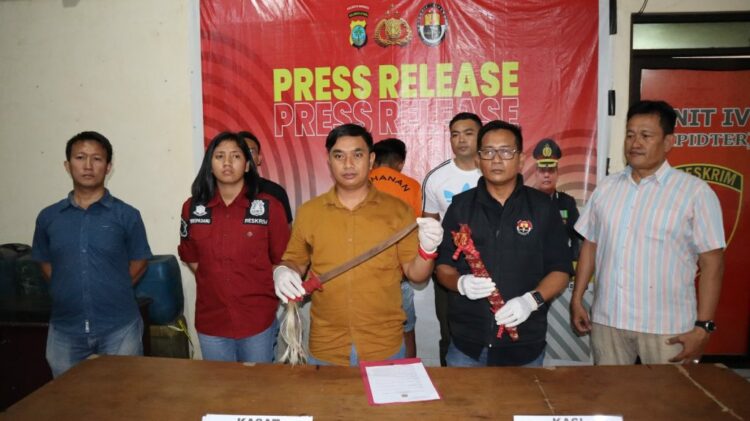 Polresta Manado melakukan Press Release pada hari Selasa, tanggal 10 Oktober 2023, terkait kejadian penganiayaan yang mengakibatkan kematian seseorang.
Peristiwa ini terjadi pada Selasa, 10 Oktober 2023, di Kelurahan Sindulang II, Kecamatan Tuminting