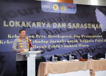 BERI SAMBUTAN: Kapolda Sumut, Irjen Pol Agung Setya Imam Effendi memberikan sambutan pada Lokakarya dan Sarasehan tentang kebebasan Pers, kebebasan berekspresi, dan penanganan kekerasan terhadap jurnalis untuk anggota Polri di wilayah Polda Sumut di Hotel Cambridge, Medan, Selasa (10/10/2023). (Foto Dok/Polda Sumut)
