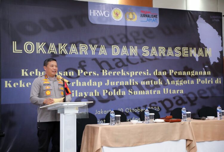 BERI SAMBUTAN: Kapolda Sumut, Irjen Pol Agung Setya Imam Effendi memberikan sambutan pada Lokakarya dan Sarasehan tentang kebebasan Pers, kebebasan berekspresi, dan penanganan kekerasan terhadap jurnalis untuk anggota Polri di wilayah Polda Sumut di Hotel Cambridge, Medan, Selasa (10/10/2023). (Foto Dok/Polda Sumut)