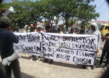 UNRAS: Formasi menggelar unras di depan Kantor Kejaksaan Tinggi Sumatera Utara (Kajatisu) Jalan AH. Nasution Kelurahan Pangkalan Mansyur Kecamatan Medan Johor, Rabu (11/10/2023). (Foto:Dok/T77)
