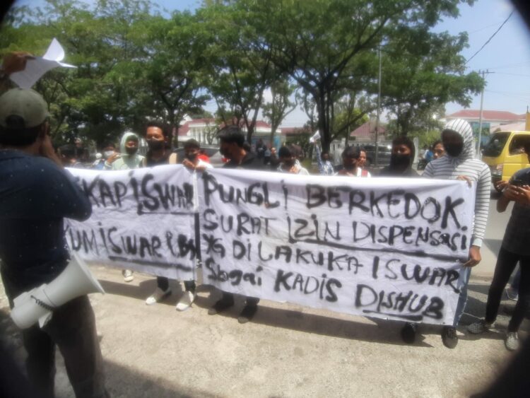 UNRAS: Formasi menggelar unras di depan Kantor Kejaksaan Tinggi Sumatera Utara (Kajatisu) Jalan AH. Nasution Kelurahan Pangkalan Mansyur Kecamatan Medan Johor, Rabu (11/10/2023). (Foto:Dok/T77)