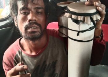 DIAMANKAN: Pengamen berinisial JRM yang menusuk ban mobil lkarena tidak diberi uang diamankan dari Jalan Gatot Subroto Kelurahan Dwikora, Kecamatan Medan Helvetia/Simpang Manhattan, Selasa (10/10/2023).(Foto Dok/Polsek)