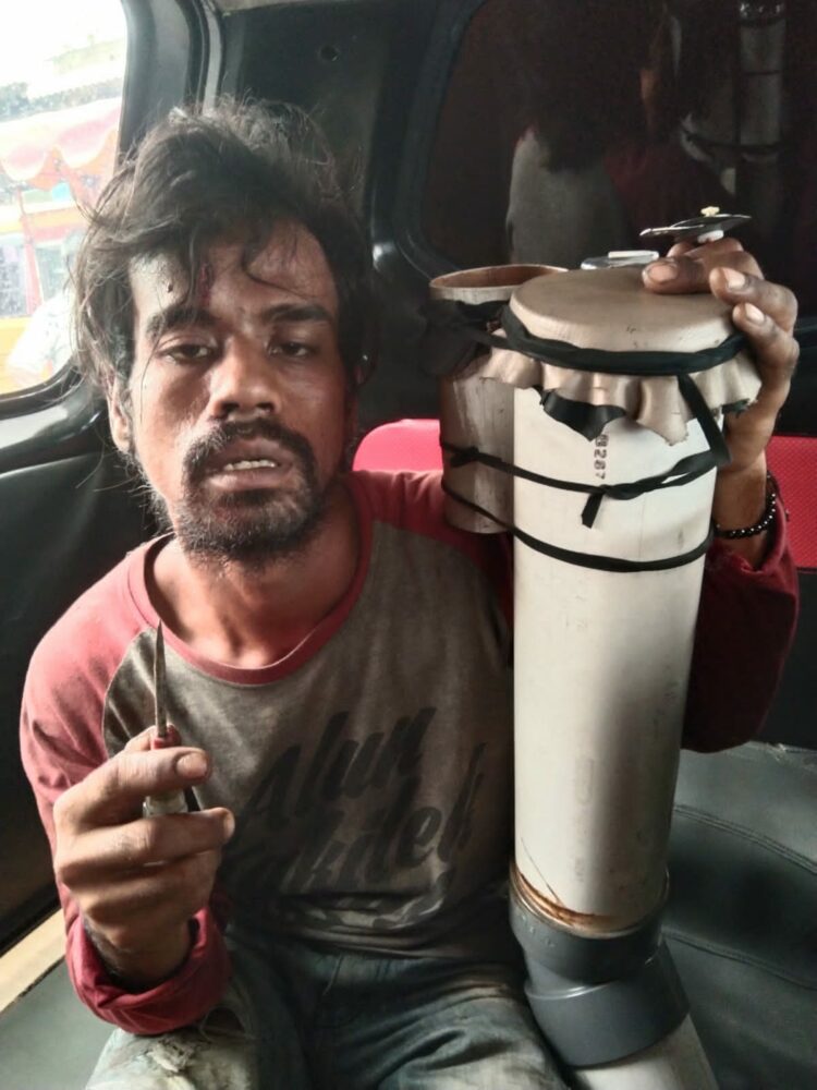 DIAMANKAN: Pengamen berinisial JRM yang menusuk ban mobil lkarena tidak diberi uang diamankan dari Jalan Gatot Subroto Kelurahan Dwikora, Kecamatan Medan Helvetia/Simpang Manhattan, Selasa (10/10/2023).(Foto Dok/Polsek)