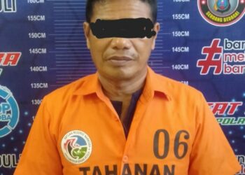 DIAMANKAN : AJ (40) dan AR (55), dua terduga pelaku narkoba diamankan di Satnarkoba Polres Sergai, Selasa (10/10/2023). (Foto Dok/AKP Juriadi)
