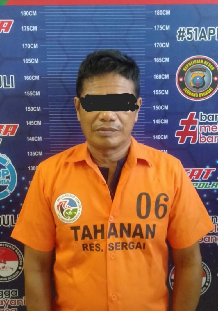DIAMANKAN : AJ (40) dan AR (55), dua terduga pelaku narkoba diamankan di Satnarkoba Polres Sergai, Selasa (10/10/2023). (Foto Dok/AKP Juriadi)