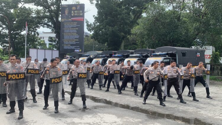 LATIHAN DALMAS: Personel Sat Samapta Polrestabes Medan menggelar latihan Dalmas di halaman Mako Samapta Jalan Putri Hijau, Rabu (11/10/2023).(Foto Dok/Polrestabes)