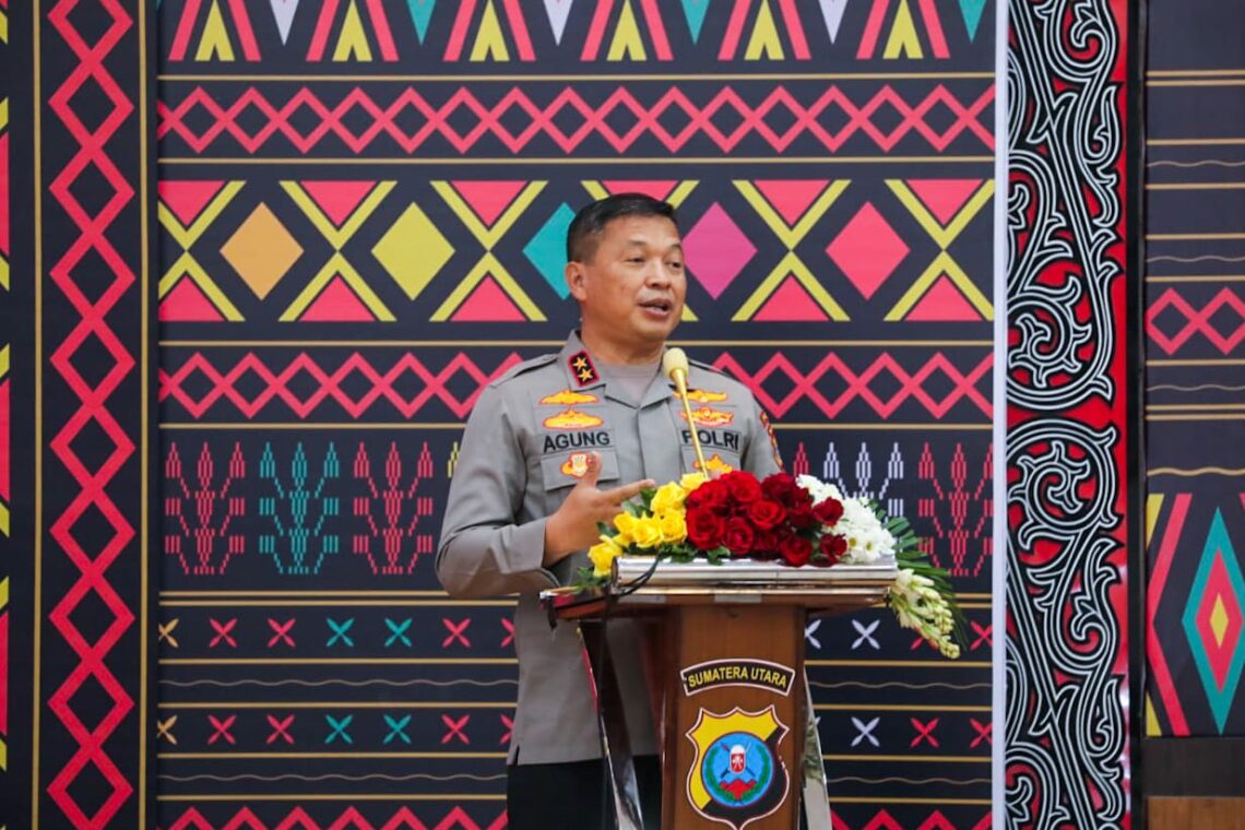 BERI SAMBUTAN: Kapolda Sumut, Irjen Pol Agung Setya Imam Effendi memberi sambutan pada acara upacara wisuda purna bakti bertempat di Aula Tribrata Mapoldasu, Rabu (11/10/2023). (Foto Dok/ Polda Sumut)