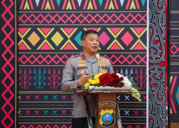 BERI SAMBUTAN: Kapolda Sumut, Irjen Pol Agung Setya Imam Effendi memberi sambutan pada acara upacara wisuda purna bakti bertempat di Aula Tribrata Mapoldasu, Rabu (11/10/2023). (Foto Dok/ Polda Sumut)