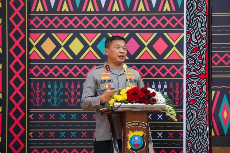 BERI SAMBUTAN: Kapolda Sumut, Irjen Pol Agung Setya Imam Effendi memberi sambutan pada acara upacara wisuda purna bakti bertempat di Aula Tribrata Mapoldasu, Rabu (11/10/2023). (Foto Dok/ Polda Sumut)