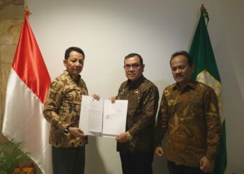 Penyerahan secara resmi SK Pj Bupati Aceh Barat periode 2023-2024 oleh Penjabat Gubernur Aceh, Achmad Marzuki kepada Mahdi Efendi di Jakarta, Rabu 11 Oktober 2023 petang, bakda ashar.