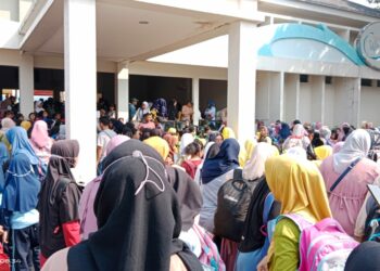 Kurangnya antisipasi pengelolah dalam merespon para pengunjung yang hendak memanfaatkan  berolah raga renang termasuk anak - anak sekolah sehingga kurang nyaman dan aman (Foto : RH/Mitrapolri.com)