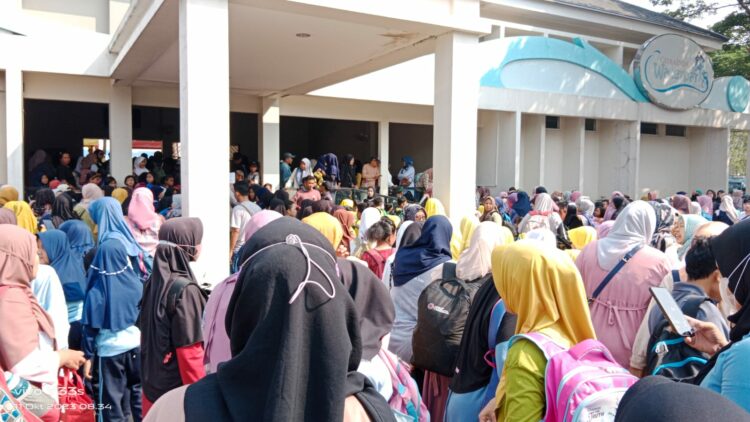 Kurangnya antisipasi pengelolah dalam merespon para pengunjung yang hendak memanfaatkan  berolah raga renang termasuk anak - anak sekolah sehingga kurang nyaman dan aman (Foto : RH/Mitrapolri.com)