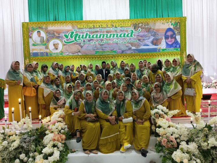 Majelis Taklim Hj. Yusriah menggelar Maulidar Rasul yang bertempat di Gedung (Hall) Hj Yusriah Event n Wedding organizer di kecamatan Darul imarah Aceh Besar.