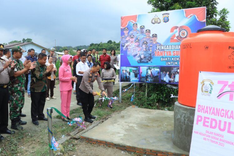 Polres Samosir bersama masyarakat di Dusun 1 Desa Sianting-anting Kecamatan Pangururan Kabupaten Samosir, merayakan peresmian Sumur Bor yang menjadi harapan panjang mereka untuk mendapatkan air bersih