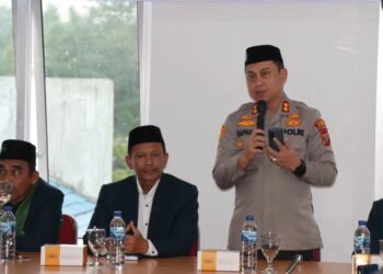 BERI SAMBUTAN: Kapolresta Deliserdang, AKBP Raphael Sandhy Cahya Priambodo S.I.K beri sambutan pada kegiatan silaturahmi dengan Ketua dan pngurus Majelis Ulama Indonesia (MUI) Kabupaten Deliserdang di Kantor Majelis Ulama Indonesia (MUI) Kabupaten Deliserdang Jalan Mawar Komplek Perkantoran Pemkab Deli Serdang. Kamis (12/10/2023). (Foto Dok/Polresta DS)
