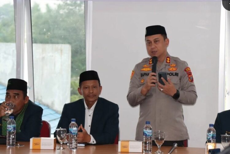 BERI SAMBUTAN: Kapolresta Deliserdang, AKBP Raphael Sandhy Cahya Priambodo S.I.K beri sambutan pada kegiatan silaturahmi dengan Ketua dan pngurus Majelis Ulama Indonesia (MUI) Kabupaten Deliserdang di Kantor Majelis Ulama Indonesia (MUI) Kabupaten Deliserdang Jalan Mawar Komplek Perkantoran Pemkab Deli Serdang. Kamis (12/10/2023). (Foto Dok/Polresta DS)