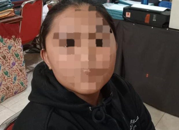 Tim ALPHA ROTR dari Polresta Manado berhasil mengamankan Pelaku AS alias Keren, seorang perempuan berusia 21 tahun, yang merupakan terduga pelaku penganiayaan terhadap Stephannie Devina Seba.