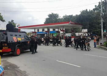 SISPAM KOTA: Personel Brimob Poldasu berseragam dan bersenjata lengkap serta mengendarai mobil dan sepedamotor menggelar Sispam Kota di seputaran kantor KPU Sumut Jalan Perintis Kemerdekaan, Medan, Kamis (12/10/2023).(Foto Dok/ Polrestabes)