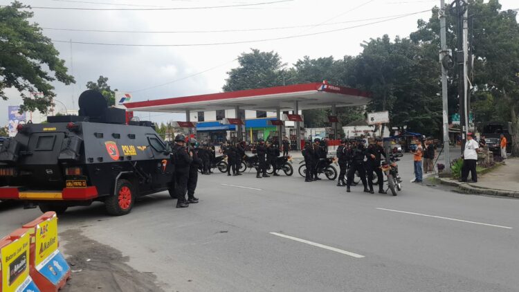 SISPAM KOTA: Personel Brimob Poldasu berseragam dan bersenjata lengkap serta mengendarai mobil dan sepedamotor menggelar Sispam Kota di seputaran kantor KPU Sumut Jalan Perintis Kemerdekaan, Medan, Kamis (12/10/2023).(Foto Dok/ Polrestabes)
