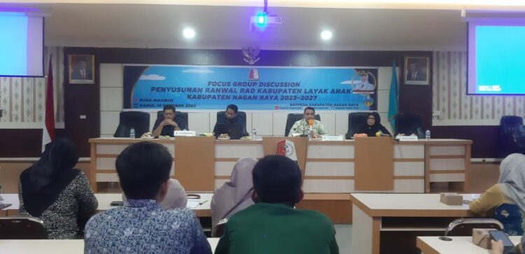 Pemerintah Kabupaten (Pemkab) Nagan Raya melalui Badan Perencanaan Pembangunan Daerah (Bappeda) melaksanakan Focus Group Discussion (FGD) Penyusunan Rancangan Awal (Ranwal) Rencana Aksi Daerah (RAD) Kabupaten Layak Anak (KLA) tahun 2023-2027.

FGD yang dibuka oleh Kepala Bappeda Nagan Raya, Rahmattullah, S.STP., M.Si,
berlangsung di Aula Bappeda Kompleks Perkantoran Suka Makmue. Kamis, (12/10/2023).