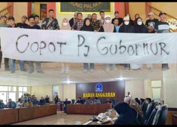 Sekitar 100 kepala desa beserta perangkat desa se Kabupaten Bone kompak menolak kebijakan Pj Gubernur Sulsel Bahtiar terkait penggunaan anggaran desa sebesar 40 persen untuk dialokasikan untuk budidaya pisang.

Aksi penolakan ini dilakukan dengan mendatangi kantor DPRD Kabupaten Bone Sulsel, Kamis (12/10) pukul 10.00 Wita.