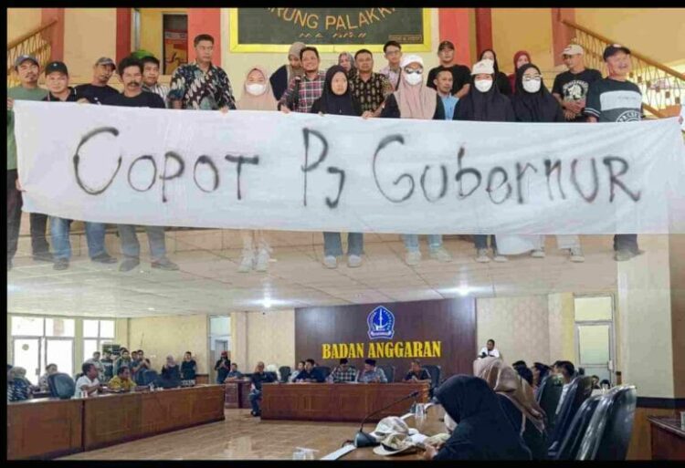 Sekitar 100 kepala desa beserta perangkat desa se Kabupaten Bone kompak menolak kebijakan Pj Gubernur Sulsel Bahtiar terkait penggunaan anggaran desa sebesar 40 persen untuk dialokasikan untuk budidaya pisang.

Aksi penolakan ini dilakukan dengan mendatangi kantor DPRD Kabupaten Bone Sulsel, Kamis (12/10) pukul 10.00 Wita.