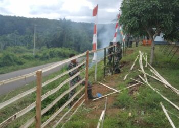 Satgas TMMD Reguler Ke 118 Kodim 0103/Aceh Utara, bersama warga, bergotong royong melaksanakan pembuatan pagar dan bersih bersih di PosKotis, yang juga Meunasah Desa Teupin Reusep, kecamatan Sawang, Kabupaten Aceh Utara,(13/10/2023).