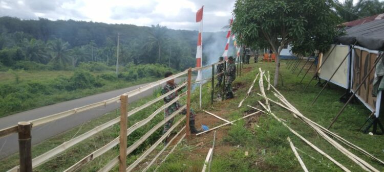 Satgas TMMD Reguler Ke 118 Kodim 0103/Aceh Utara, bersama warga, bergotong royong melaksanakan pembuatan pagar dan bersih bersih di PosKotis, yang juga Meunasah Desa Teupin Reusep, kecamatan Sawang, Kabupaten Aceh Utara,(13/10/2023).
