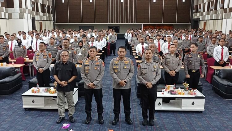 GELAR PELATIHAN: Kapolrestabes Medan Kombes Pol Valentino Alfa Tatareda SH SIK dan para PJU menggelar Pelatihan Pra Operasi Mantap Praja Toba 2023-2024 di Aula Sisingamangaraja XII BPMP Jalan Bunga Raya Asam Kumbang, Medan Sunggal, Kamis (12/10/2023).(Foto Dok/Polrestabes)