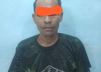 DIAMANKAN : Z alias Alang (42) berikut barang bukti diamankan di Satnarkoba Polres Sergai, Kamis (13/10/2023). (Foto Dok/AKP Juriadi)