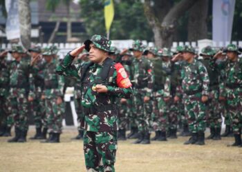 Komandan Kodim 0402/OKI Letkol Inf Irsyad Mahdi Pane bertindak sebagai Komandan Apel pada Apel Pengerahan Pasukan Tambahan Penanganan Karhutla Tahun 2023" diwilayah OKI yang bertempat di lapangan Pemda OKI Kecamatan Kayuagung Kabupaten Ogan Komering Ilir, rabu (11/10/2023).