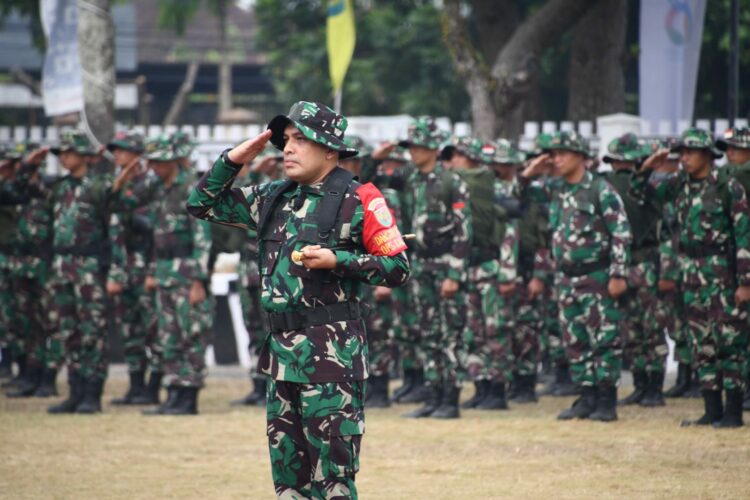 Komandan Kodim 0402/OKI Letkol Inf Irsyad Mahdi Pane bertindak sebagai Komandan Apel pada Apel Pengerahan Pasukan Tambahan Penanganan Karhutla Tahun 2023" diwilayah OKI yang bertempat di lapangan Pemda OKI Kecamatan Kayuagung Kabupaten Ogan Komering Ilir, rabu (11/10/2023).