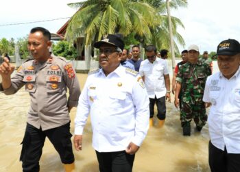 Penjabat Bupati Aceh Utara Dr Drs Mahyuzar, MSi, bersama Bunda PAUD Ny Awirdalina Mahyuzar turun ke lokasi bencana banjir untuk memantau langsung kondisi masyarakat yang terdampak banjir, Rabu, 11 Oktober 2023.