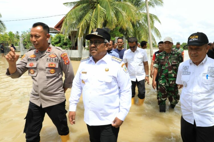Penjabat Bupati Aceh Utara Dr Drs Mahyuzar, MSi, bersama Bunda PAUD Ny Awirdalina Mahyuzar turun ke lokasi bencana banjir untuk memantau langsung kondisi masyarakat yang terdampak banjir, Rabu, 11 Oktober 2023.