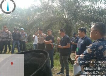 Pengadilan negeri Rokan Hilir memberi putusan Nomor 13/Pdt.G/2014/PN.RHL. dan melakukan Konstatering terhadap lahan yang berada di RT.08/RW.04 Kelurahan Banjar Xll, Kecamatan Tanah Putih, Kabupaten Rokan Hilir. Jumat 13 Oktober 2023. (Foto : Dok/Mitrapolri.com)