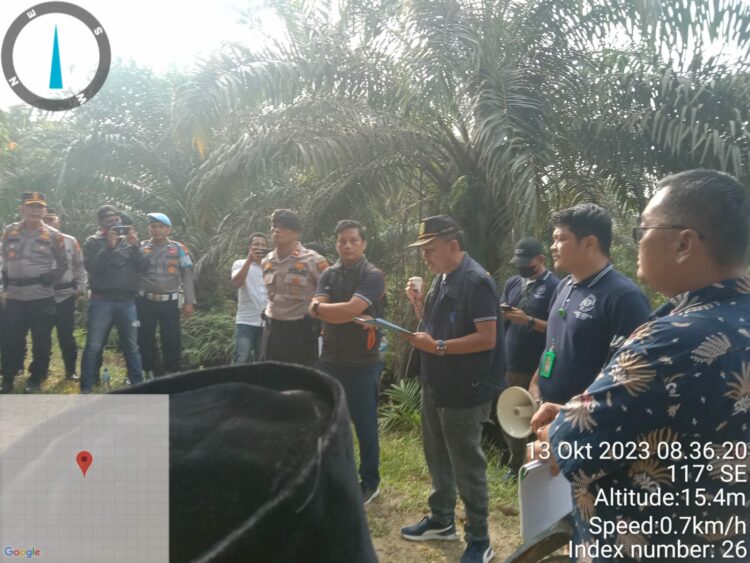 Pengadilan negeri Rokan Hilir memberi putusan Nomor 13/Pdt.G/2014/PN.RHL. dan melakukan Konstatering terhadap lahan yang berada di RT.08/RW.04 Kelurahan Banjar Xll, Kecamatan Tanah Putih, Kabupaten Rokan Hilir. Jumat 13 Oktober 2023. (Foto : Dok/Mitrapolri.com)