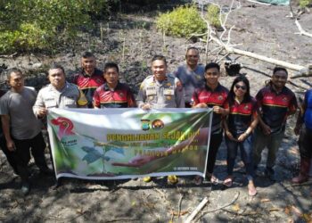 Polresta Manado menggelar kegiatan penanaman pohon mangrove sebagai bentuk kepedulian terhadap lingkungan dan sebagai upaya menjaga ekosistem pesisir. Kegiatan ini dilaksanakan di sejumlah lokasi strategis yang tersebar di wilayah Meras Kecamatan Bunaken, Jumat (13/10/2023).