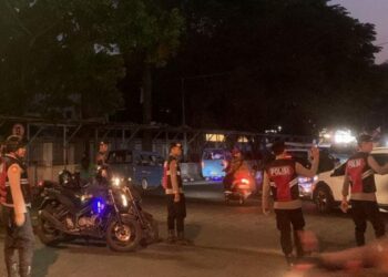 Personel Polresta Manado melaksanakan Patroli Silau Mata, yang menampilkan siaga lampu biru di keramaian Kota pada malam ini, Jumat (13/9/2023) malam.