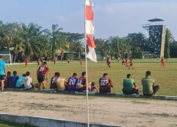 BERTANDING: Polresta Deliserdang bersama 121/MK bertanding pada olahraga sepak bola persahabatan Old Crack Macan Kumbang VS Polresta Deliserdang di Lapangan Bola Dedi Kurniawan Yonif 121/MK, pada Jumat (13/10/ 2023) kemarin. (Foto Dok/ Polresta DS)