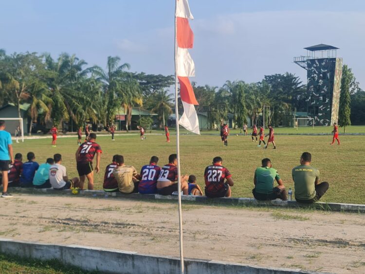 BERTANDING: Polresta Deliserdang bersama 121/MK bertanding pada olahraga sepak bola persahabatan Old Crack Macan Kumbang VS Polresta Deliserdang di Lapangan Bola Dedi Kurniawan Yonif 121/MK, pada Jumat (13/10/ 2023) kemarin. (Foto Dok/ Polresta DS)