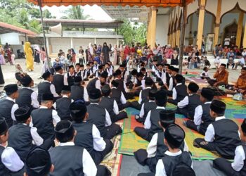 Suasana peringatan hari kelahiran Nabi Muhammad SAW, 1445 hijriah bertepatan 18 oktober 2023, berlangsung meriah di kalangan masyarakat Gampong Murong, Minggu dini hari 18/10/2023.