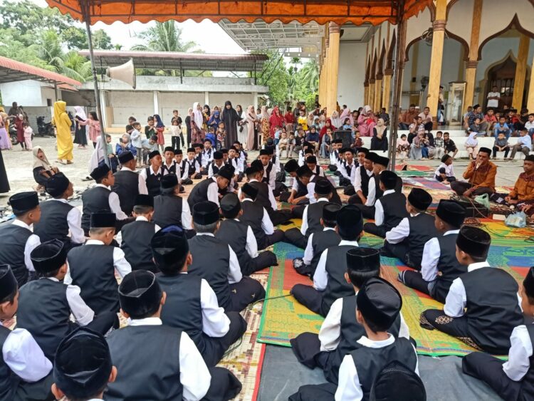 Suasana peringatan hari kelahiran Nabi Muhammad SAW, 1445 hijriah bertepatan 18 oktober 2023, berlangsung meriah di kalangan masyarakat Gampong Murong, Minggu dini hari 18/10/2023.