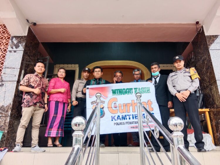 Personel Polsek Siantar Utara laksanakan Minggu Kasih Curhat Kamtibmas di Gereja HKI Martoba, Jalan Sisingamangaraja, Kelurahan Sigulang-gulang, Kecamatan Siantar Utara, Kota Pematang Siantar, Minggu, (15/10/2023).