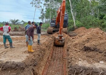 Tim Satgas TMMD Reguler ke-118 Kodim 0103/Aceh Utara, bersama warga setempat, melaksanakan finishing yakni pemasangan dan penimbunan puluhan gorong-gorong di sejumlah titik, di mulai dari Desa Teupin Reusep, hingga Desa Lancok, Kecamatan Sawang, Kabupaten Aceh Utara, Senin (16/10/2023).