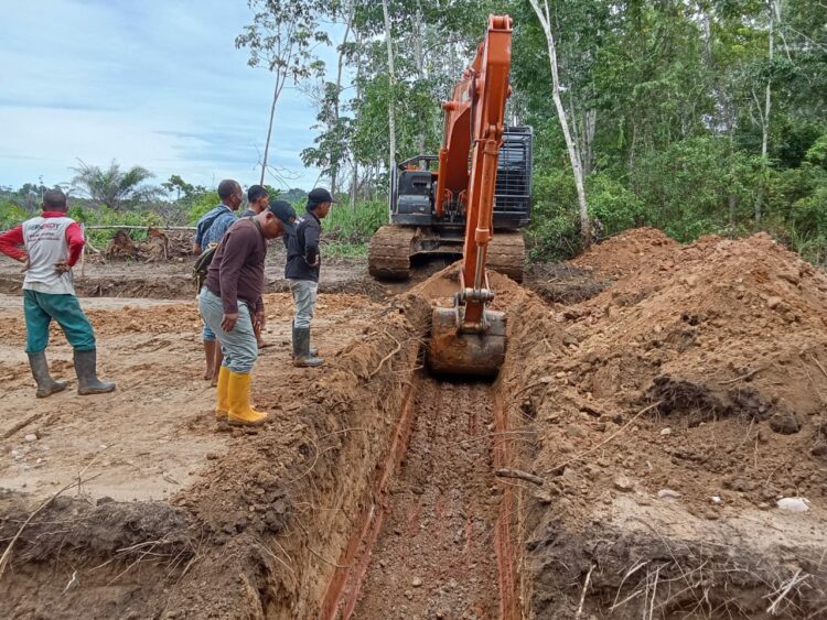 Tim Satgas TMMD Reguler ke-118 Kodim 0103/Aceh Utara, bersama warga setempat, melaksanakan finishing yakni pemasangan dan penimbunan puluhan gorong-gorong di sejumlah titik, di mulai dari Desa Teupin Reusep, hingga Desa Lancok, Kecamatan Sawang, Kabupaten Aceh Utara, Senin (16/10/2023).