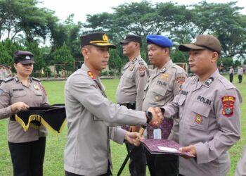 SERAHKAN PENGHARGAAN : Kapolres Sergai, AKBP Oxy Yidha Pratesta saat menyerahkan penghargaan kepada Briptu Dody Simarmata, Bintara Sie Humas Polres Sergai, Senin (16/10/202). (Foto Dok/Sie Humas Polres Sergai)