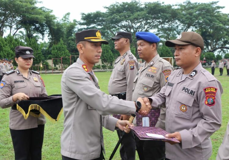 SERAHKAN PENGHARGAAN : Kapolres Sergai, AKBP Oxy Yidha Pratesta saat menyerahkan penghargaan kepada Briptu Dody Simarmata, Bintara Sie Humas Polres Sergai, Senin (16/10/202). (Foto Dok/Sie Humas Polres Sergai)