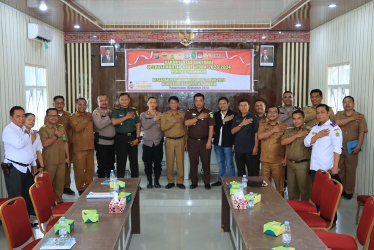 Polres Samosir menggelar Rapat Koordinasi Lintas Sektoral dalam rangka persiapan pengamanan Pemilu tahun 2023-2024. Acara tersebut berlangsung di Aula Wira Pinandita Mako Polres Samosir