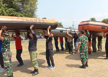 Kodim 0701/Banyumas, Polresta Banyumas, BPBD Banyumas, Basarnas dan Linmas menggelar latihan penanggulangan bencana alam dengan tehnik penggunaan LCR di lapangan upacara Makodim Jln. Jenderal Sudirman No. 204 Kelurahan Kedungwuluh Kecamatan Purwokerto Barat Kabupaten Banyumas, Senin 16/10/2023.