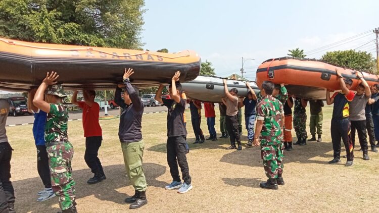 Kodim 0701/Banyumas, Polresta Banyumas, BPBD Banyumas, Basarnas dan Linmas menggelar latihan penanggulangan bencana alam dengan tehnik penggunaan LCR di lapangan upacara Makodim Jln. Jenderal Sudirman No. 204 Kelurahan Kedungwuluh Kecamatan Purwokerto Barat Kabupaten Banyumas, Senin 16/10/2023.